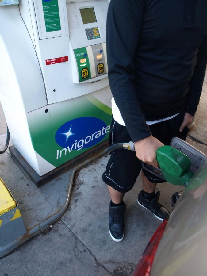 Gas prices soar in Milwaukee, across country
