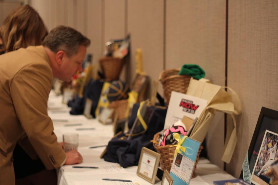 Hunger Clean-Ups benefit event in the Alumni Memorial Union featured a silent auction, used as a fundraiser for the service-focused organization. Photo by Valeria Vardenas / valeria.cardenas@marquette.edu