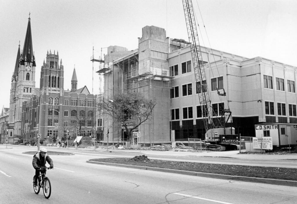 Cudahy_Hall_construction_site_as_seen_from_Wisconsin_Avenue_1993