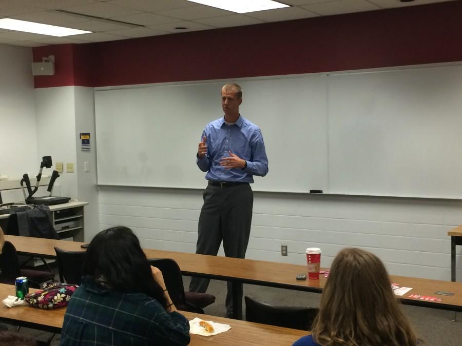 Rep. Kooyenga visits campus to rally for Walker