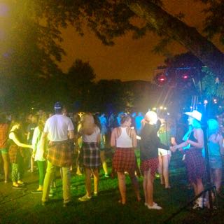 Photo by Alexis Rhodes
Wearing flannels and T-shirts, freshmen socialize at Central Mall.