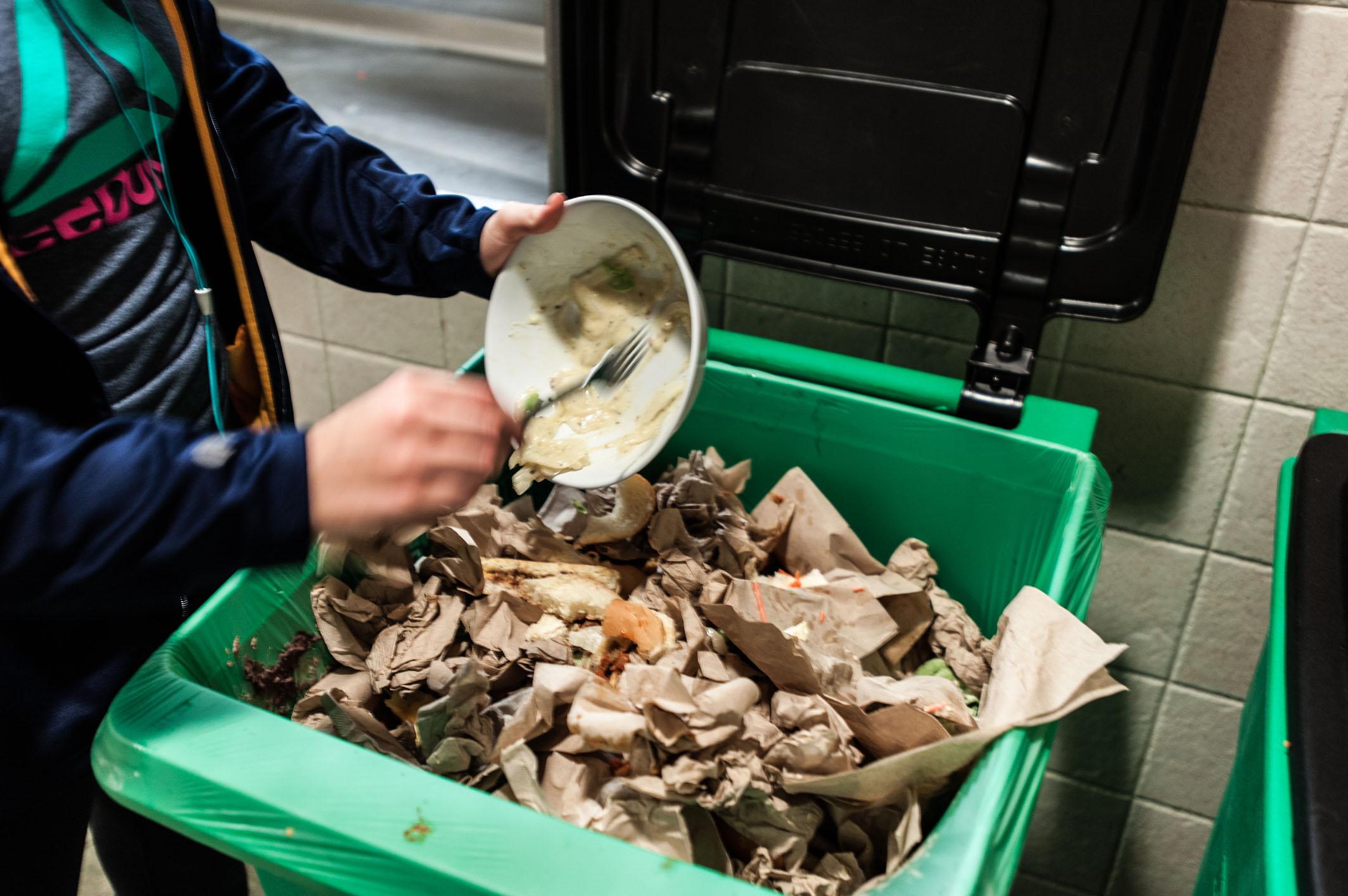 Dining hall compost bins encourage student involvement – Marquette Wire