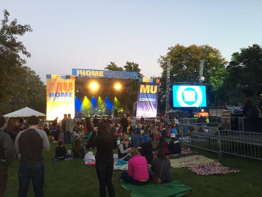 People gathered in front of the stage in Central Mall before the show. Photo by Jimmy Drenovsky 