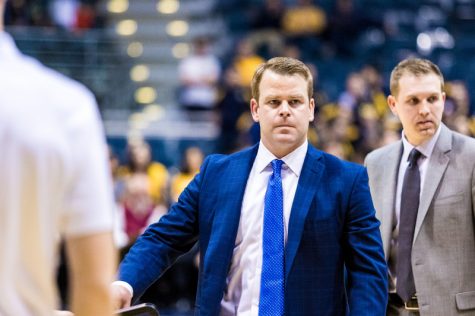 Steve Wojciechowski (center) and the Marquette staff scouted Frolings SMU squad at the 2k Classic.