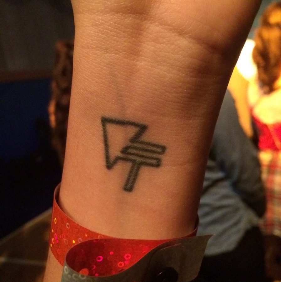 Victoria+Fortune%2C+who+flew+from+Texas+to+see+the+show+on+Saturday%2C+fell+in+love+with+Vinyl+Theatre+in+2014+and+got+their+logo+tattooed+on+her+wrist.+Photo+by+Jennifer+Walter+jennifer.walter%40marquette.edu