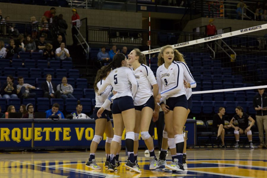 Volleyball sweeps weekend with wins over Western Kentucky, Saint Louis