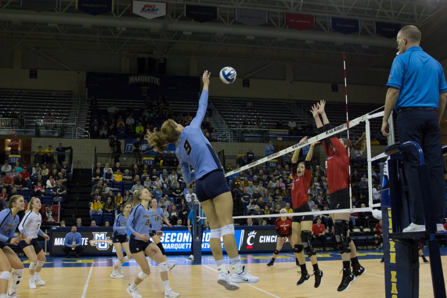 Volleyball primed for tough match at No. 3 Fighting Illini