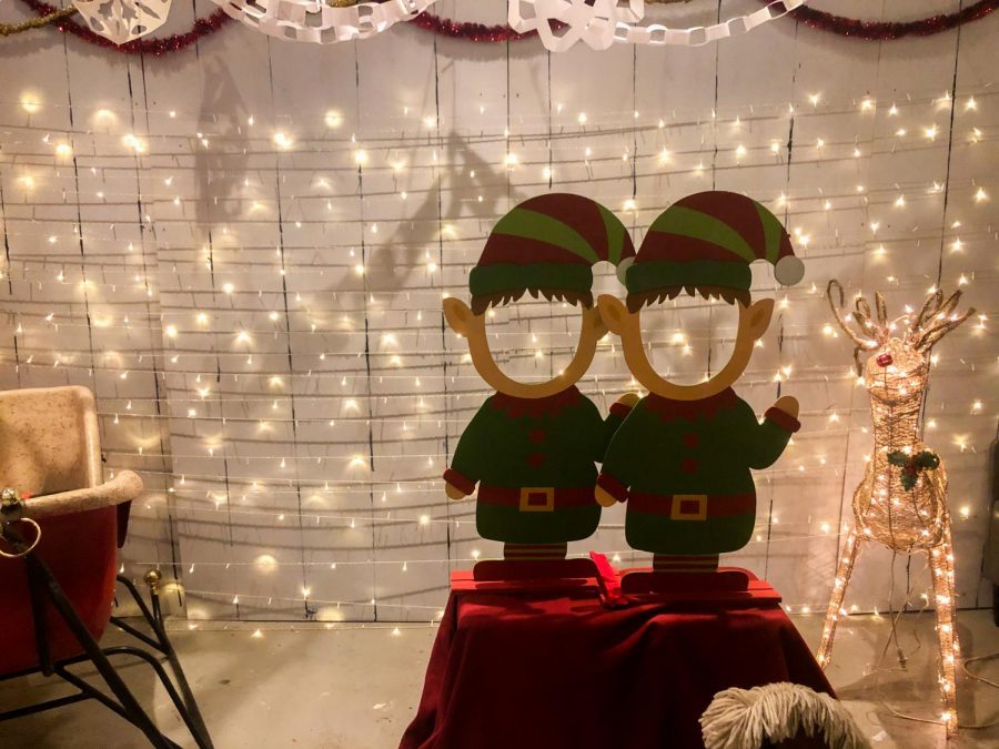 The venue provides a special opportunity where attendees can take pictures with elf body cutouts. The bar is furnished with holiday decorations inspired by the popular film. 
