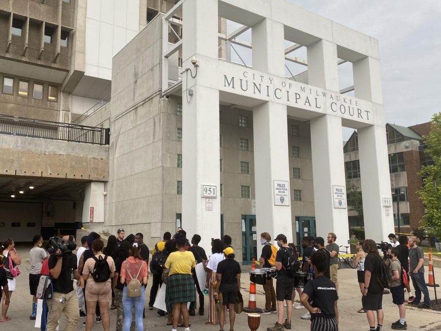 Protestors+speak+to+police+officers+standing+outside+the+Milwaukee+Police+Administration+Building.