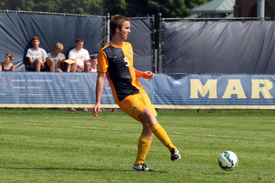 Danny Jarosz passes the ball in warmups of Marquettes exhibition game against Wright State in 2014. (Photo courtesy of Marquette Athletics.)