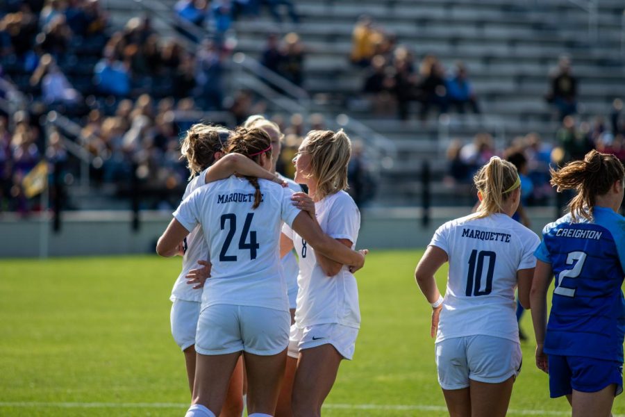 Womens+soccer+players+huddle+in+Marquettes+1-1+double+overtime+tie+Oct.+6%2C+2019+at+Valley+Fields.