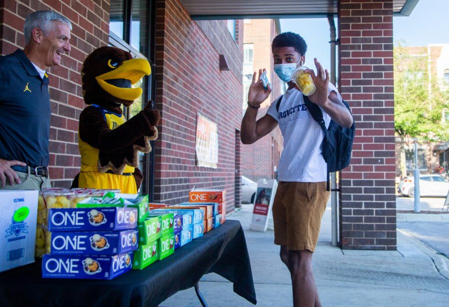 Students file outside of on campus grocery store, Sendik, to get free breakfast 