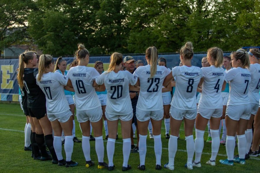 Marquette womens soccer gathers ahead of its 4-3 win over Central Michigan Aug. 19. (Photo courtesy of Marquette Athletics.)