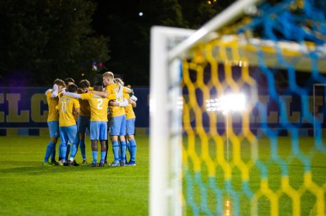 Marquette mens soccer gathers in a huddle during its 1-0 win over DePaul Oct. 16. (Photo courtesy of Marquette Athletics.)