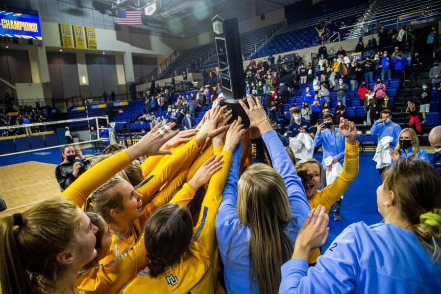 Marquette+volleyball+holding+up+the+BIG+EAST+Regular+Season+Trophy+after+its+3-0+win+over+Villanova+Nov.+20.
