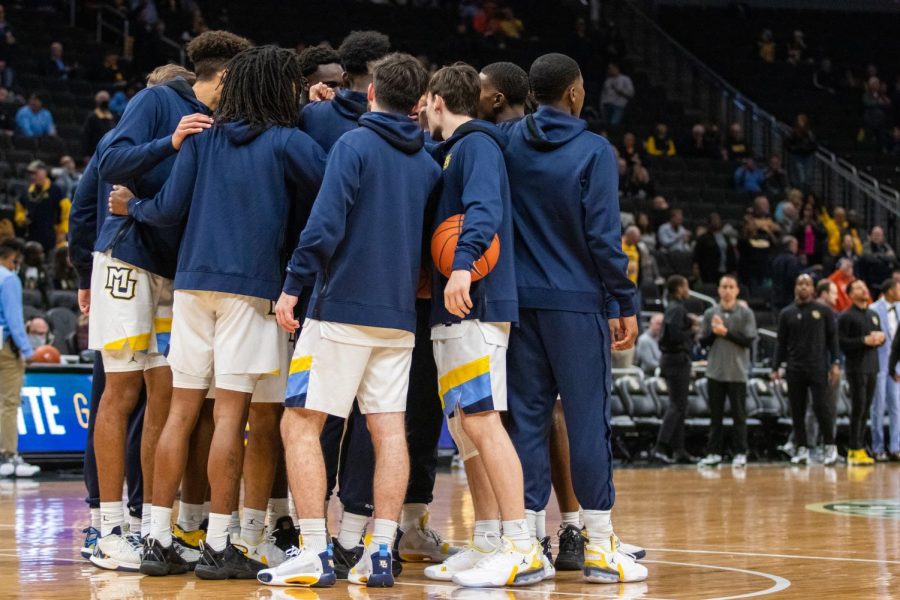 Marquette mens basketball huddles during its 67-66 win over No. 10 Illinois Nov. 15. 
