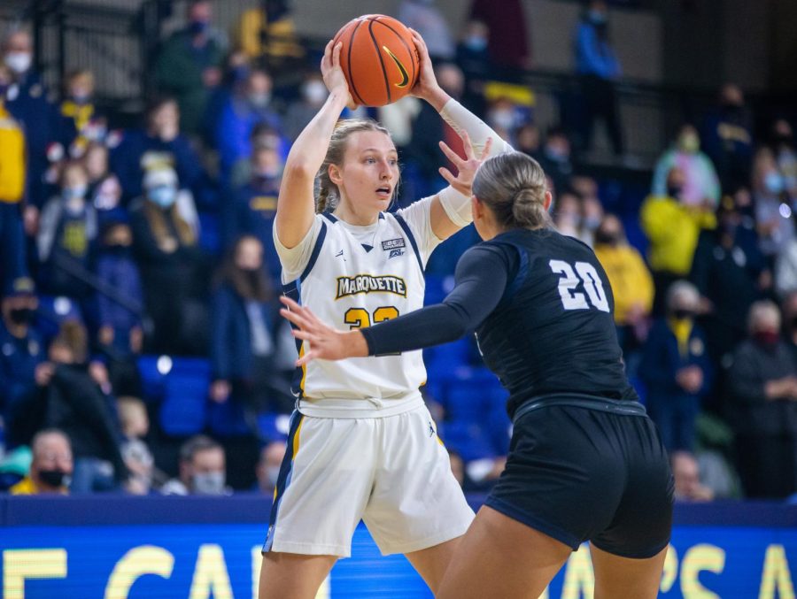 Sophomore forward Liza Karlen (32) looks to make a pass in Marquette womens basketballs 59-45 win over Butler Dec. 5. 