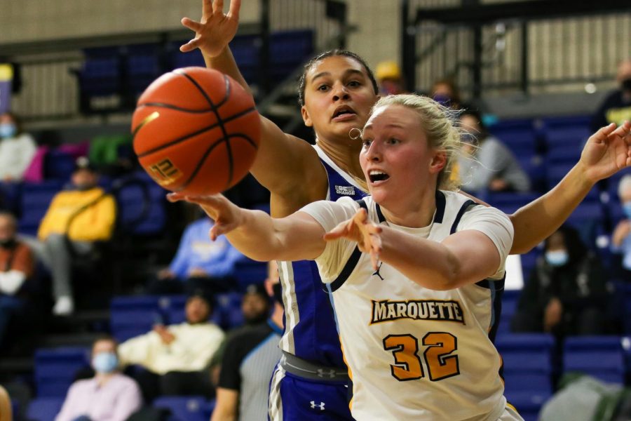 Sophomore forward Liza Karlen (32) looks to make a pass in Marquette womens basketballs 62-43 win over Seton Hall Jan. 26. 