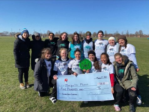 The Marquette womens Ultimate Frisbee team Moxie Ultimate after a competition. (Photo courtesy of Moxie Ultimate.)