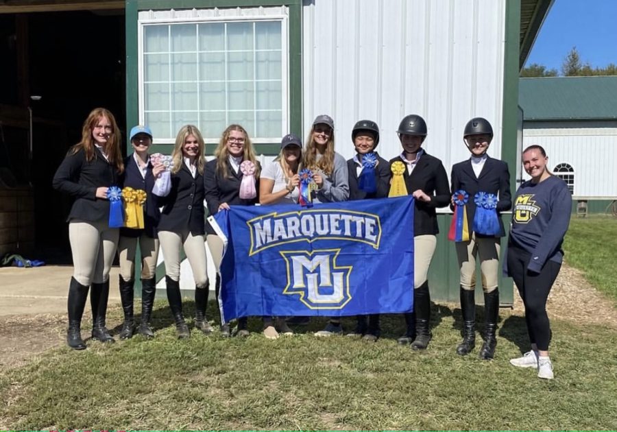 The+Marquette+Equestrian+Club+poses+for+a+photo+at+a+competition.+%28Photo+courtesy+of+Marquette+Equestrian+Club.%29