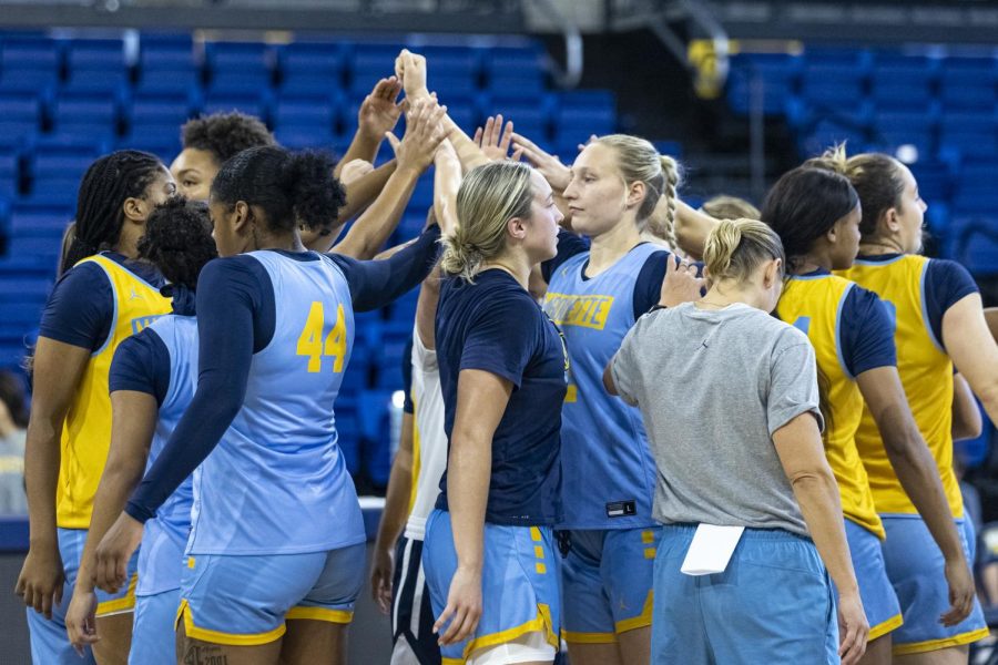 Marquette+womens+basketball+breaks+down+after+a+practice+in+September.+%28Photo+courtesy+of+Marquette+Athletics.%29