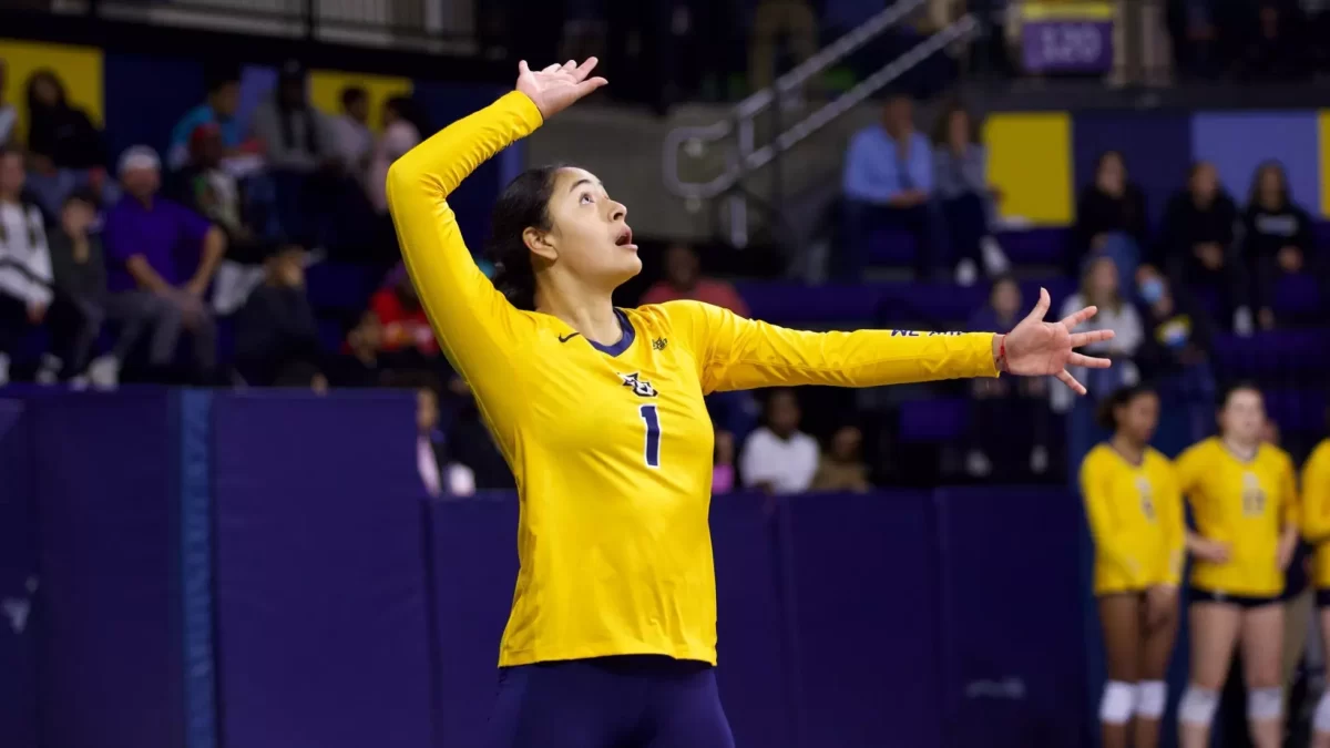 Yadhira+Anchante+serves+the+ball+in+Marquette+volleyballs+3-0+sweep+over+St.+Johns.+%28Photo+courtesy+of+Marquette+Athletics.%29