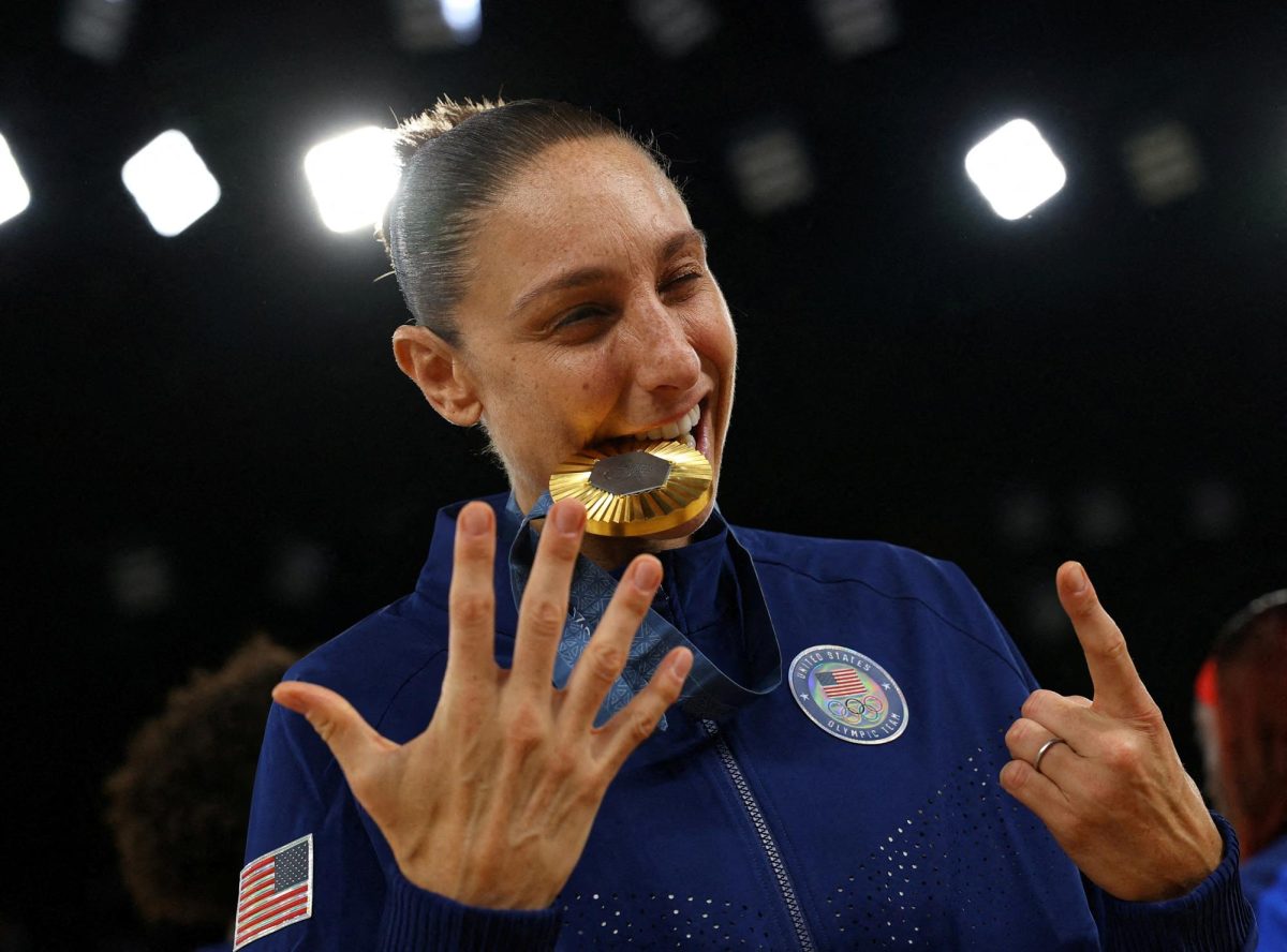 Paris 2024 Olympics - Basketball - Women's Victory Ceremony - Bercy Arena, Paris, France - August 11, 2024. Diana Taurasi of United States celebrates her sixth Olympic gold medal after 2004, 2008, 2012, 2016 and 2020, the most Olympic gold medals by a United States basketball player. REUTERS/Brian Snyder