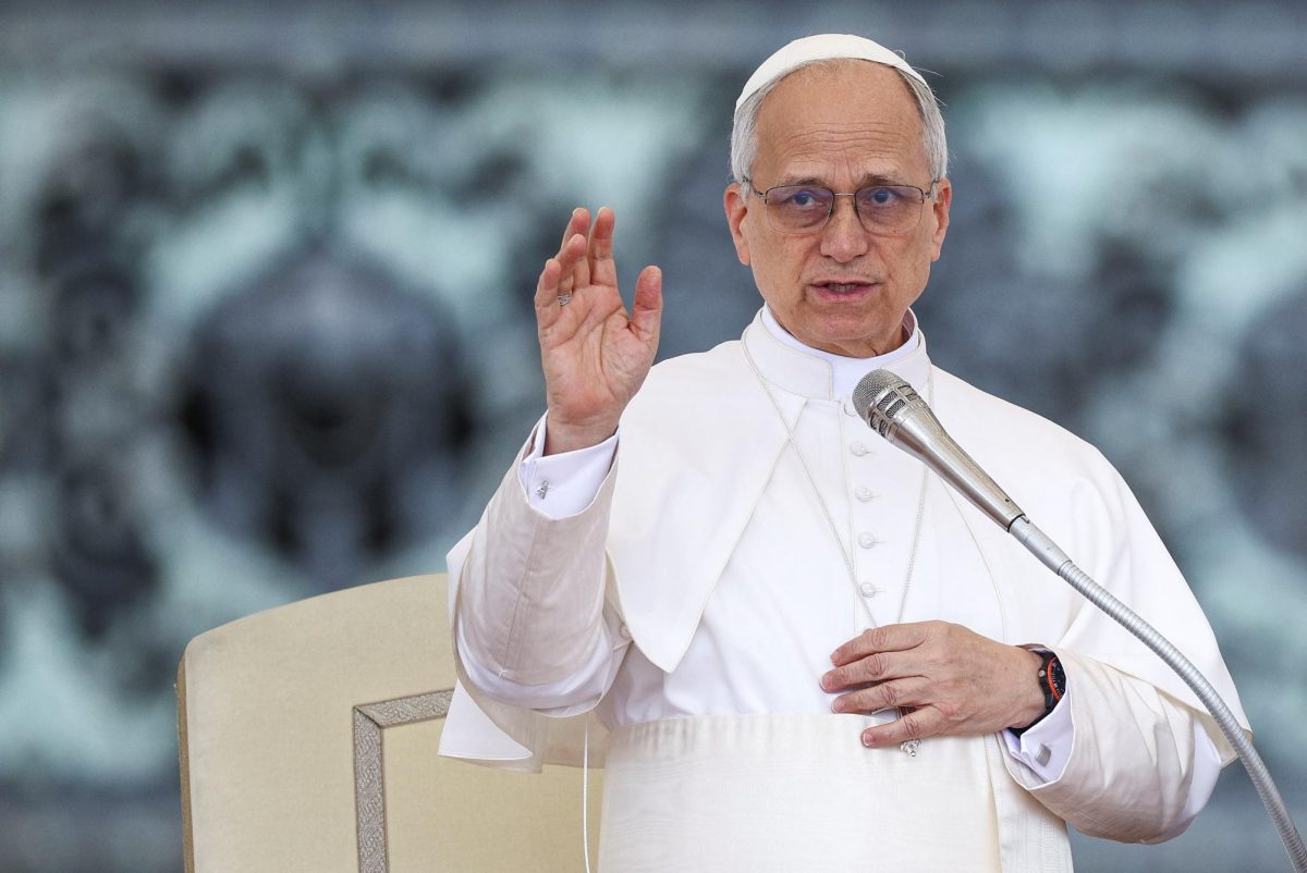 Pope Leo XIV blesses faithfuls as he holds his first general audience in St. Peter's Square, at the Vatican, May 21, 2025. REUTERS/Guglielmo Mangiapane