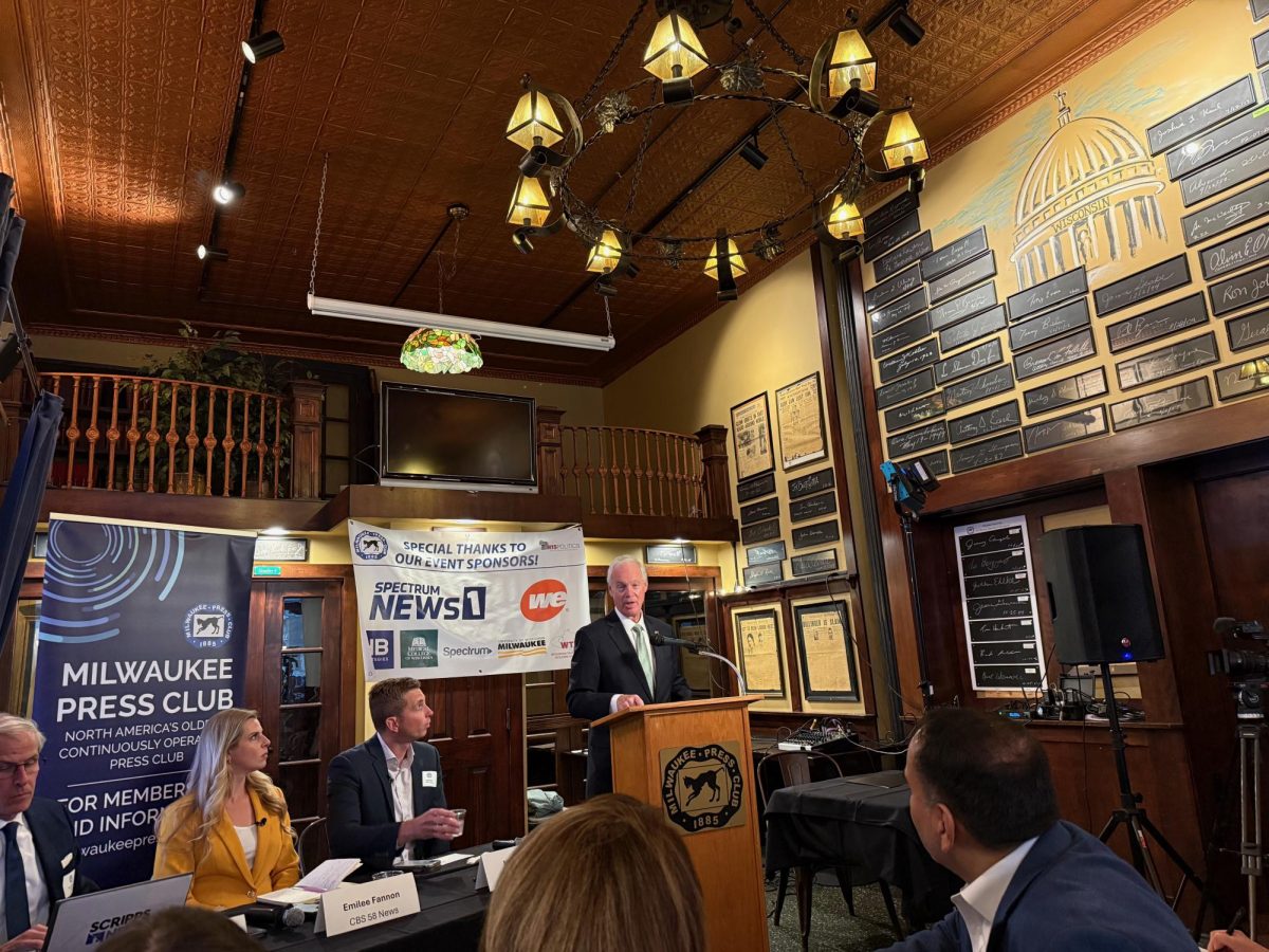 Senator Ron Johnson gives talk at the Newsroom Pub. 