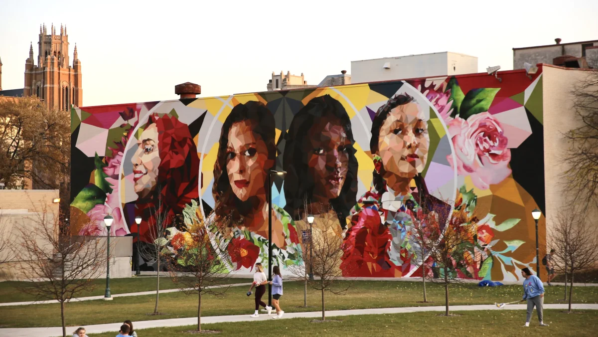 “Our Roots Say We’re Sisters”, el mural de Mauricio Ramírez detrás de Holthusen Hall, fotografiado por la American Alliance of Museums. La obra celebra la diversidad de mujeres en Marquette.